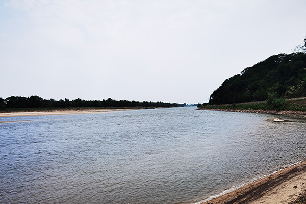 沈陽公墓龍生人文紀(jì)念園：倚亭眺望遼河水，回眸龍生思故親！